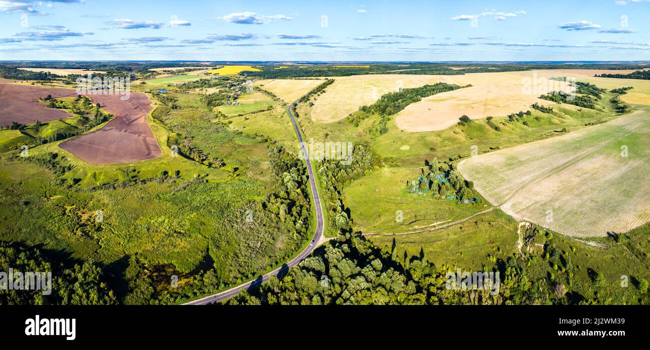 Paysage aérien du Tchernozemye russe. Village de Kotlevo, région de Kursk, près de la frontière entre la Russie et l'Ukraine Banque D'Images