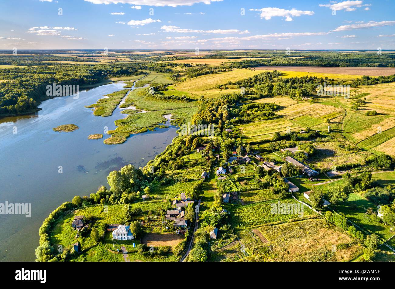 Lac et village dans la région de Kursk en Russie. Nizhnyaya Vablya, près de la frontière entre la Russie et l'Ukraine Banque D'Images