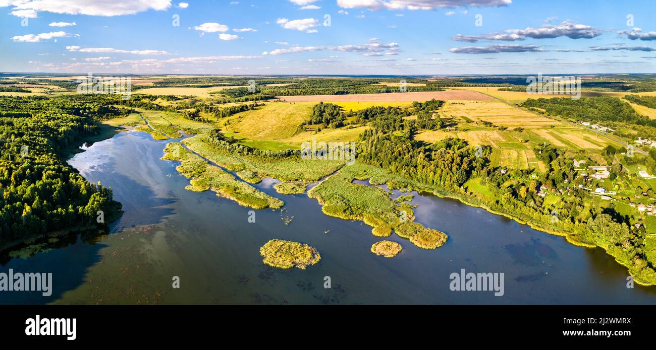 Lac et village dans la région de Kursk en Russie. Glazovo, près de la frontière entre la Russie et l'Ukraine Banque D'Images