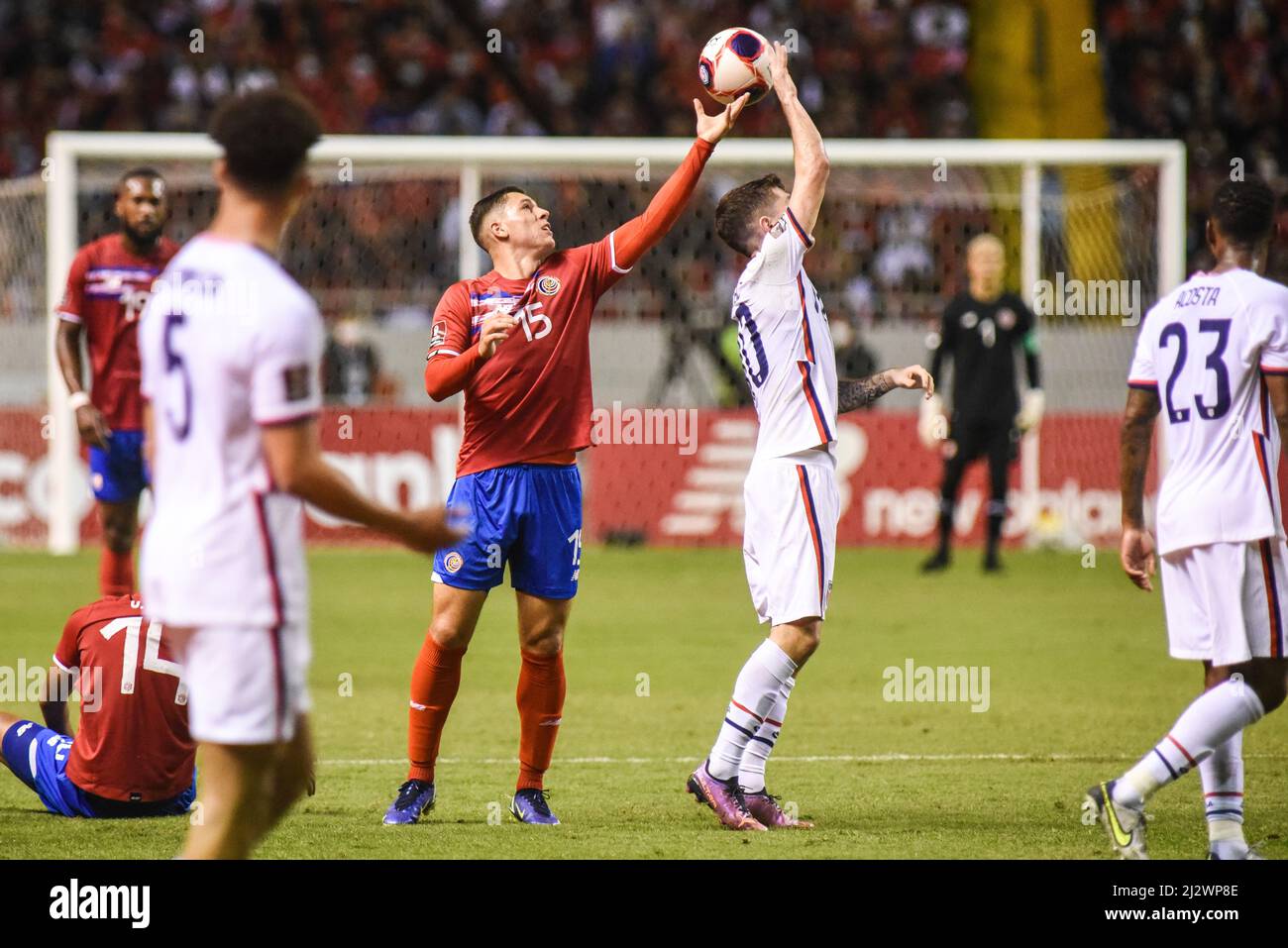 SAN JOSÉ, Costa Rica: Le joueur costarican Carlos Mora (L) et le joueur américain Christian Pulisic (R) en action pendant la victoire du Costa Rica 2-0 sur les Etats-Unis en t Banque D'Images