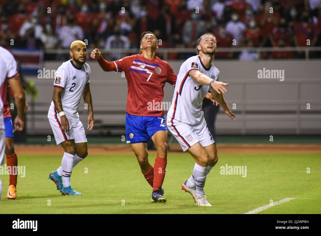 SAN JOSÉ, Costa Rica: Le joueur costarican Anthony Contreras (L) et le joueur américain Walker Zimmerman (R) en action pendant la victoire du Costa Rica sur les Etats-Unis en 2-0 Banque D'Images