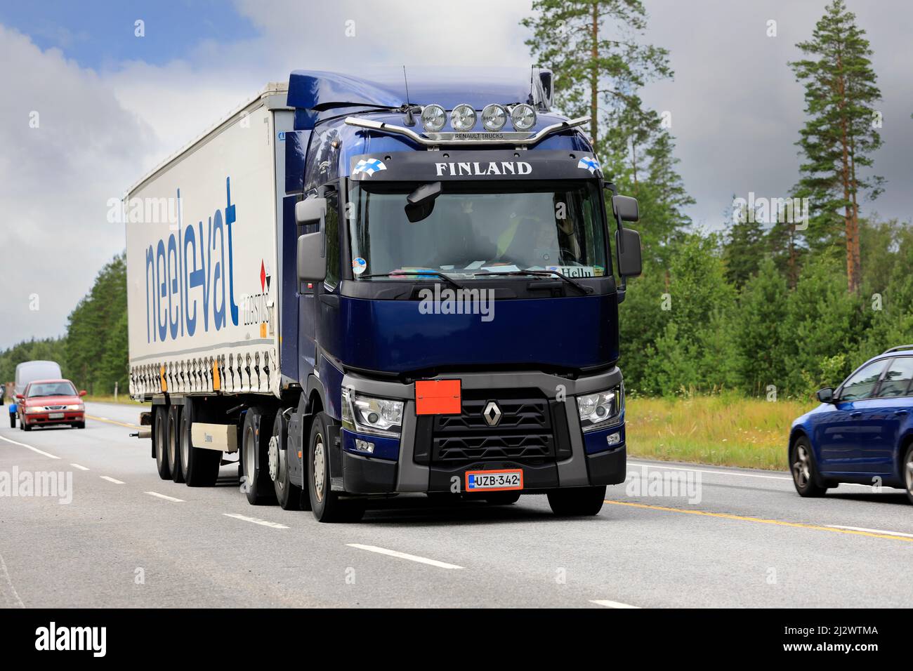 Blue Renault Trucks T Freight Truck de Rahtipower Oy transporte une remorque en bordure de trottoir dans la circulation routière à Raasepori, Finlande. 24 juillet 2020. Banque D'Images