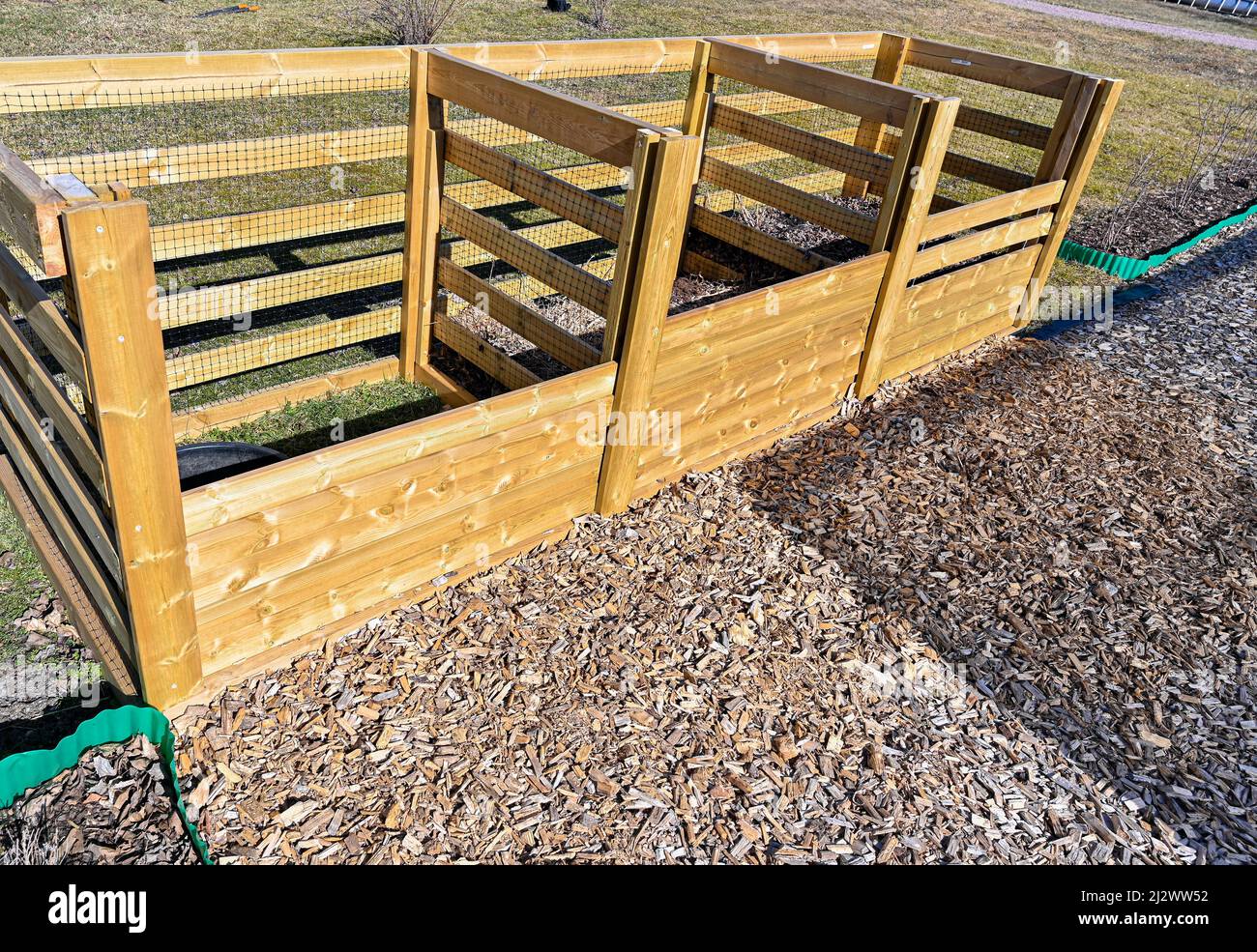 Compost de jardin avec trois compartiments pour différentes étapes de compost Banque D'Images