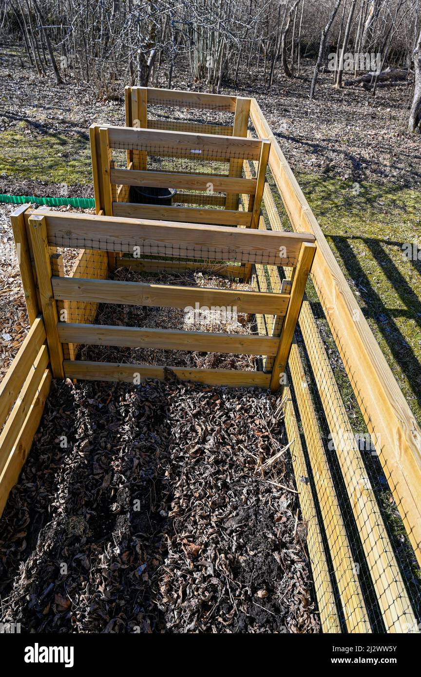 Compost de jardin avec trois compartiments pour différentes étapes de compost Banque D'Images
