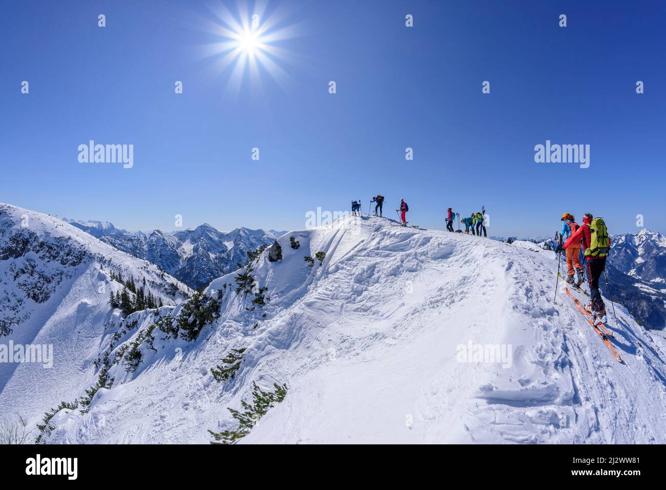 Plusieurs personnes en excursion de ski se tiennent sur la crête de la Rauschberg, les Alpes de Chiemgau en arrière-plan, Rauschberg, les Alpes de Chiemgau, la haute-Bavière, la Bavière, Allemagne Banque D'Images