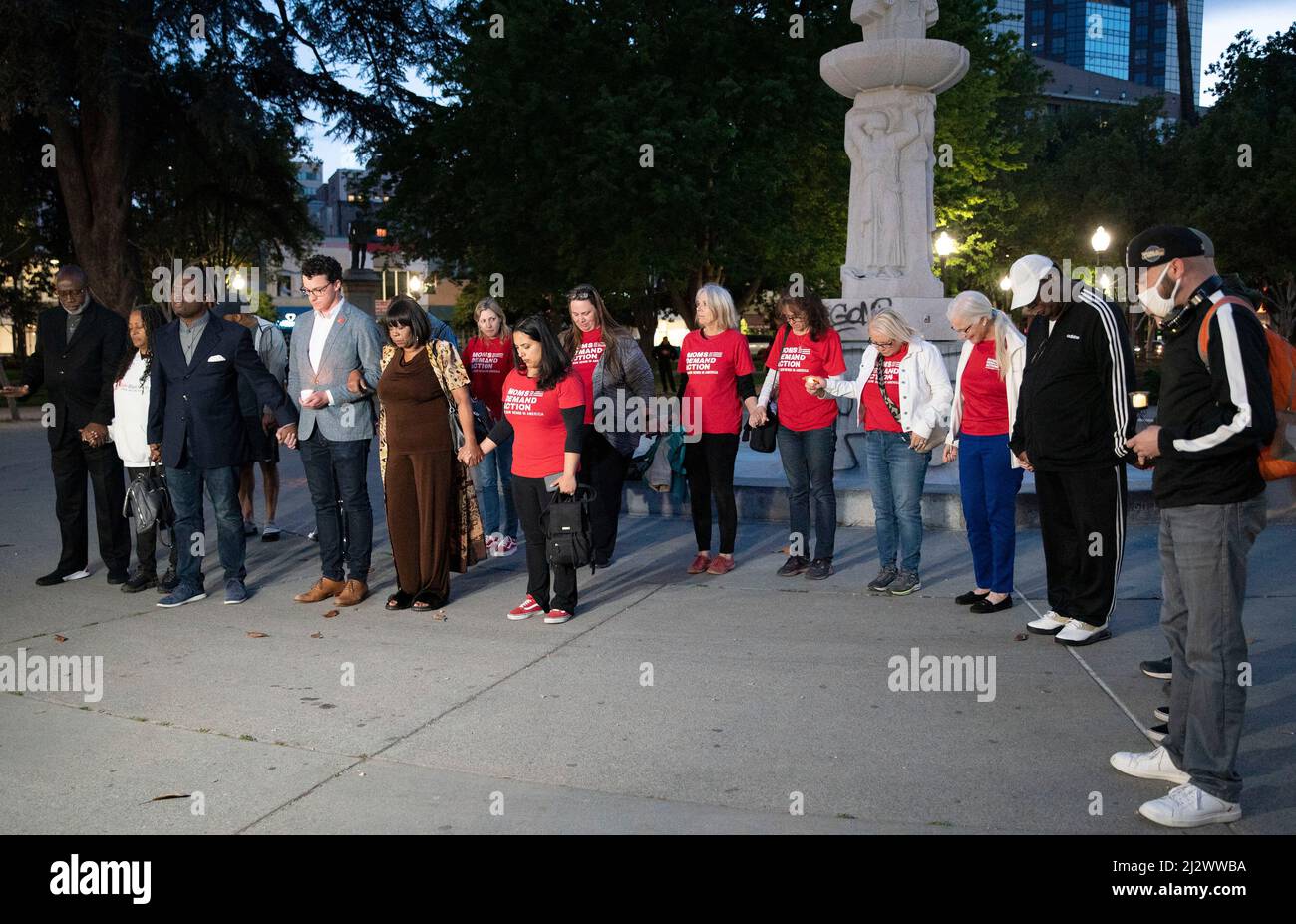 Sacramento, États-Unis. 3rd avril 2022. Des gens pleurent pour les victimes d'une fusillade de masse dans un parc de Sacramento, Californie, États-Unis, le 3 avril 2022. Le département de police de Sacramento a confirmé dimanche après-midi que six adultes avaient été tués et que 12 autres personnes avaient été blessées lors d'une fusillade de masse tôt le matin dans la capitale de la Californie. Credit: Li Jianguo/Xinhua/Alay Live News Banque D'Images