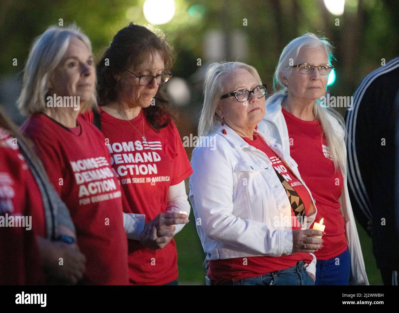 Sacramento, États-Unis. 3rd avril 2022. Des gens pleurent pour les victimes d'une fusillade de masse dans un parc de Sacramento, Californie, États-Unis, le 3 avril 2022. Le département de police de Sacramento a confirmé dimanche après-midi que six adultes avaient été tués et que 12 autres personnes avaient été blessées lors d'une fusillade de masse tôt le matin dans la capitale de la Californie. Credit: Li Jianguo/Xinhua/Alay Live News Banque D'Images
