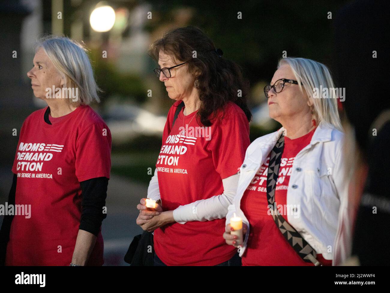 Sacramento, États-Unis. 3rd avril 2022. Des gens pleurent pour les victimes d'une fusillade de masse dans un parc de Sacramento, Californie, États-Unis, le 3 avril 2022. Le département de police de Sacramento a confirmé dimanche après-midi que six adultes avaient été tués et que 12 autres personnes avaient été blessées lors d'une fusillade de masse tôt le matin dans la capitale de la Californie. Credit: Li Jianguo/Xinhua/Alay Live News Banque D'Images
