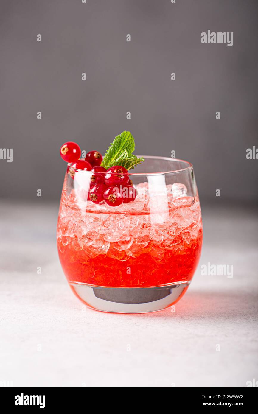 Cocktail frais avec glace pilée, cassis et menthe Banque D'Images