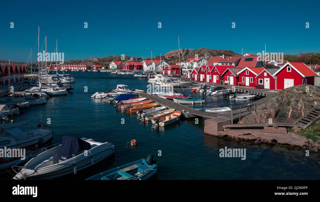 Serres rouges à bateaux sur l'archipel de Tjörn à l'ouest de la Suède Banque D'Images