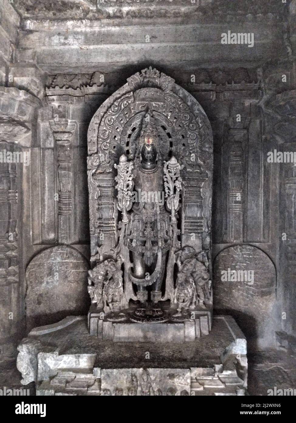 Sculpture de Surya, le Dieu du Soleil, au temple Hoysaleswara, Halebidu, Karnataka. Ce chef-d'œuvre du XIIe siècle met en valeur le savoir-faire complexe de Hoysala. Banque D'Images