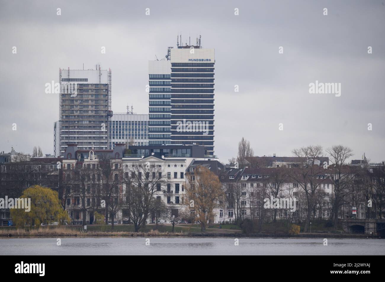 30 mars 2022, Hambourg : les tours des tours de Mundsburg sont visibles derrière des bâtiments plus résidentiels. Photo: Jonas Walzberg/dpa Banque D'Images
