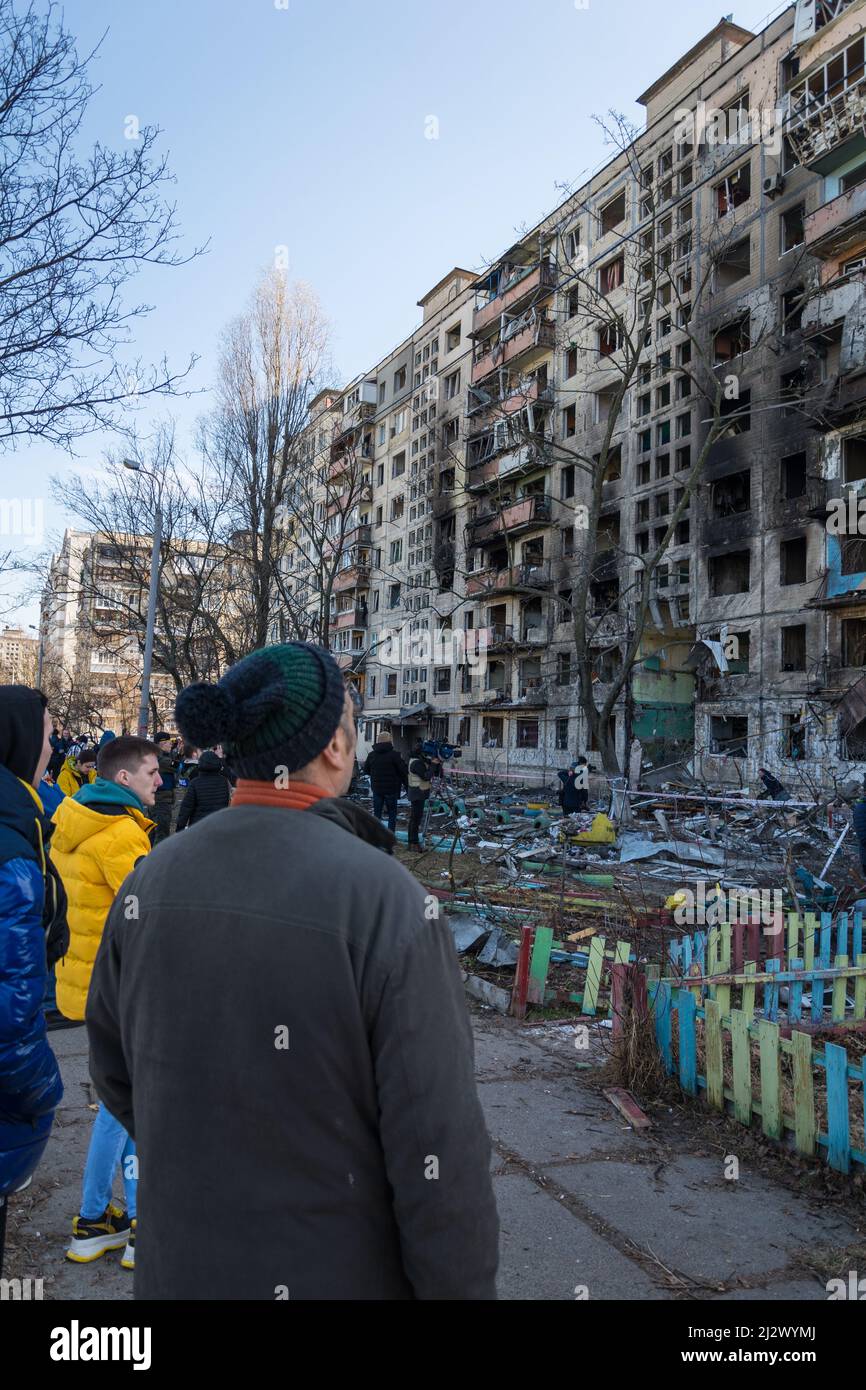 Kiev, Ukraine - 14 mars 2022 : destruction d'un immeuble à Kiev, Ukraine. Le résultat de la guerre entre la Russie et l'Ukraine Banque D'Images