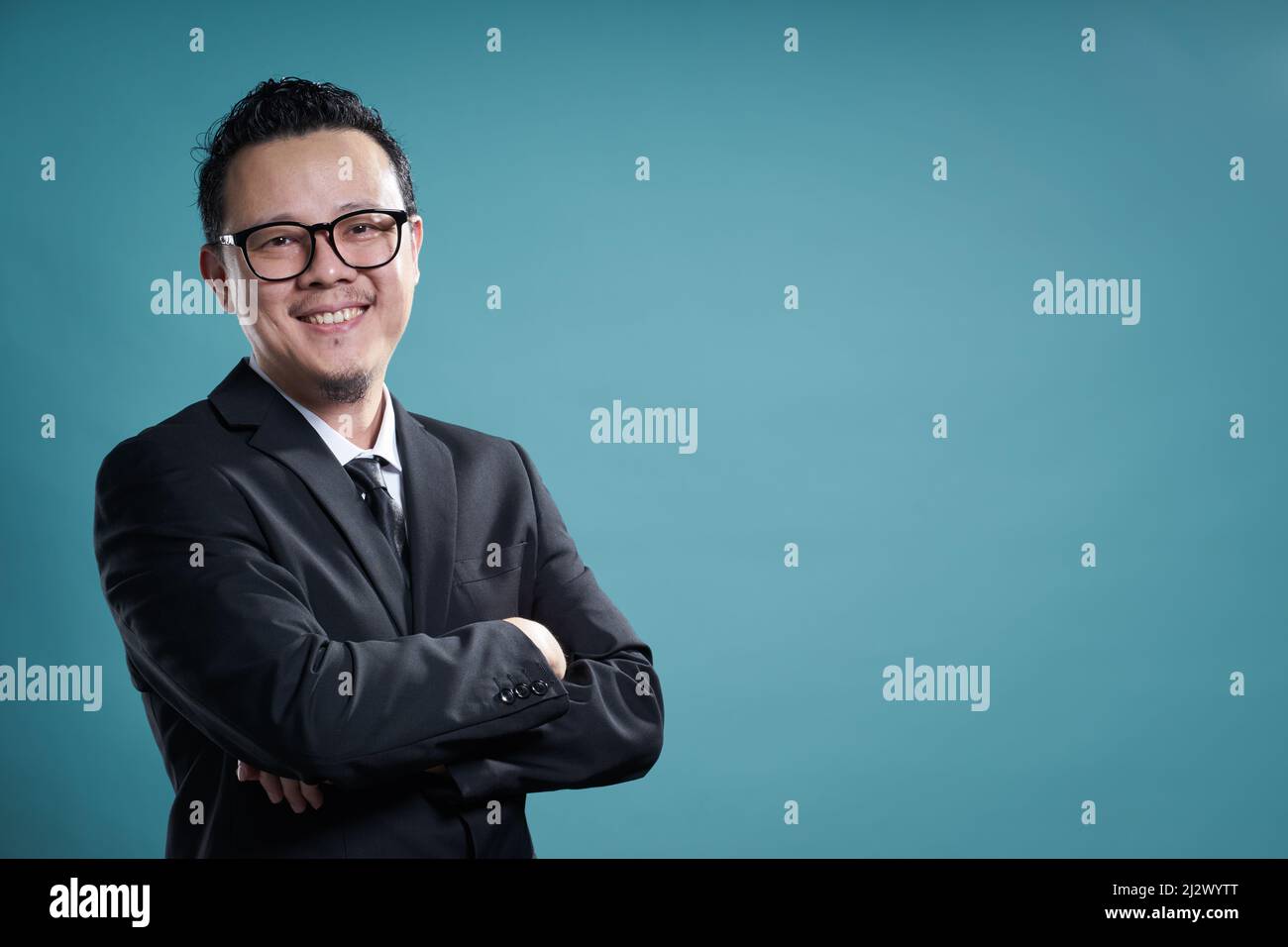 Portrait d'un homme d'affaires asiatique confiant souriant Banque D'Images