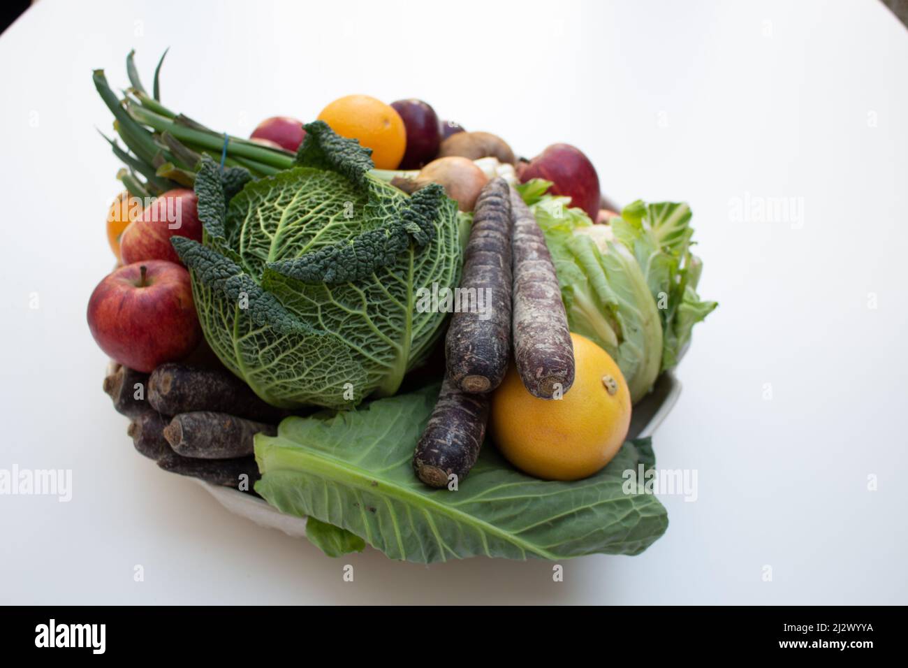 Assiette pleine de fruits et légumes Banque de photographies et d'images à  haute résolution - Alamy