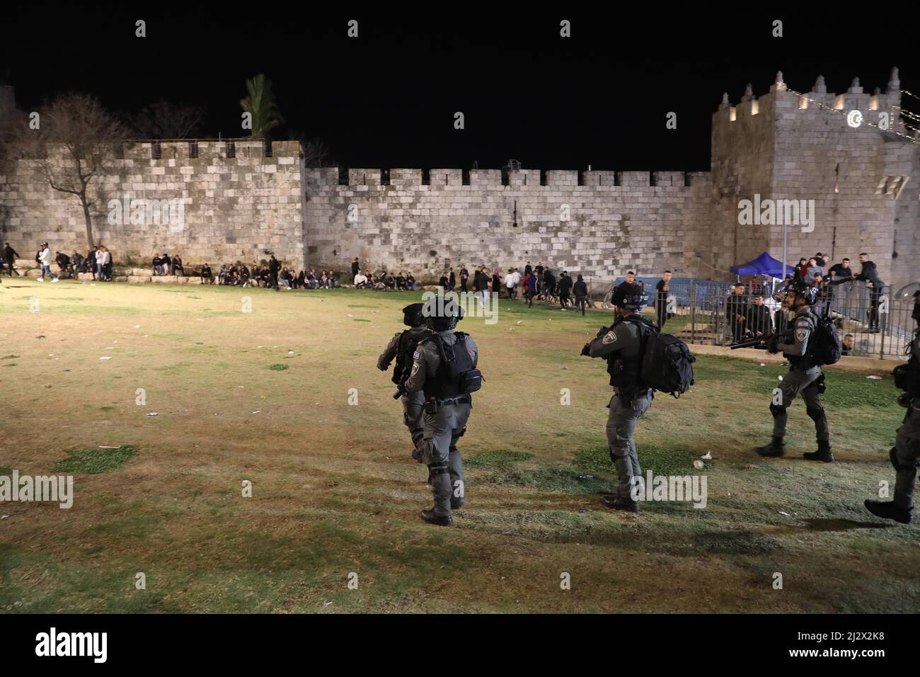 Jérusalem. 3rd avril 2022. Des policiers israéliens s'affrontent avec des Palestiniens devant la porte de Damas de la vieille ville de Jérusalem, le 3 avril 2022. Crédit: Muammar Awad/Xinhua/Alamy Live News Banque D'Images