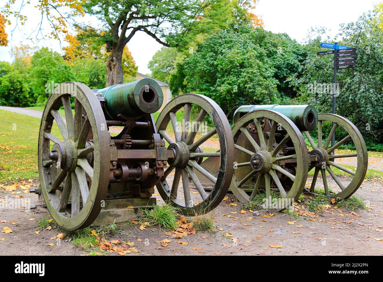 Canons historiques à l'ancienne forteresse navale de Suomenlinna, aujourd'hui classée au patrimoine mondial de l'UNESCO. Helsinki, Finlande. Banque D'Images