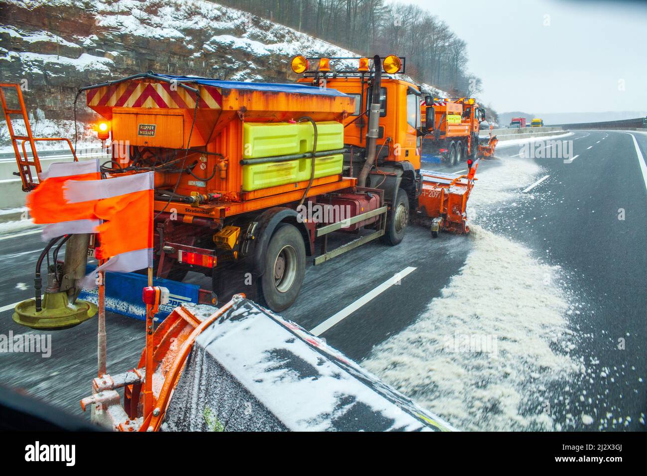 Service d'hiver du service d'entretien Lauenau Autobahn, A2, service de déstockage, chasse-neige en formation, route gelée, autobahn allemand Banque D'Images