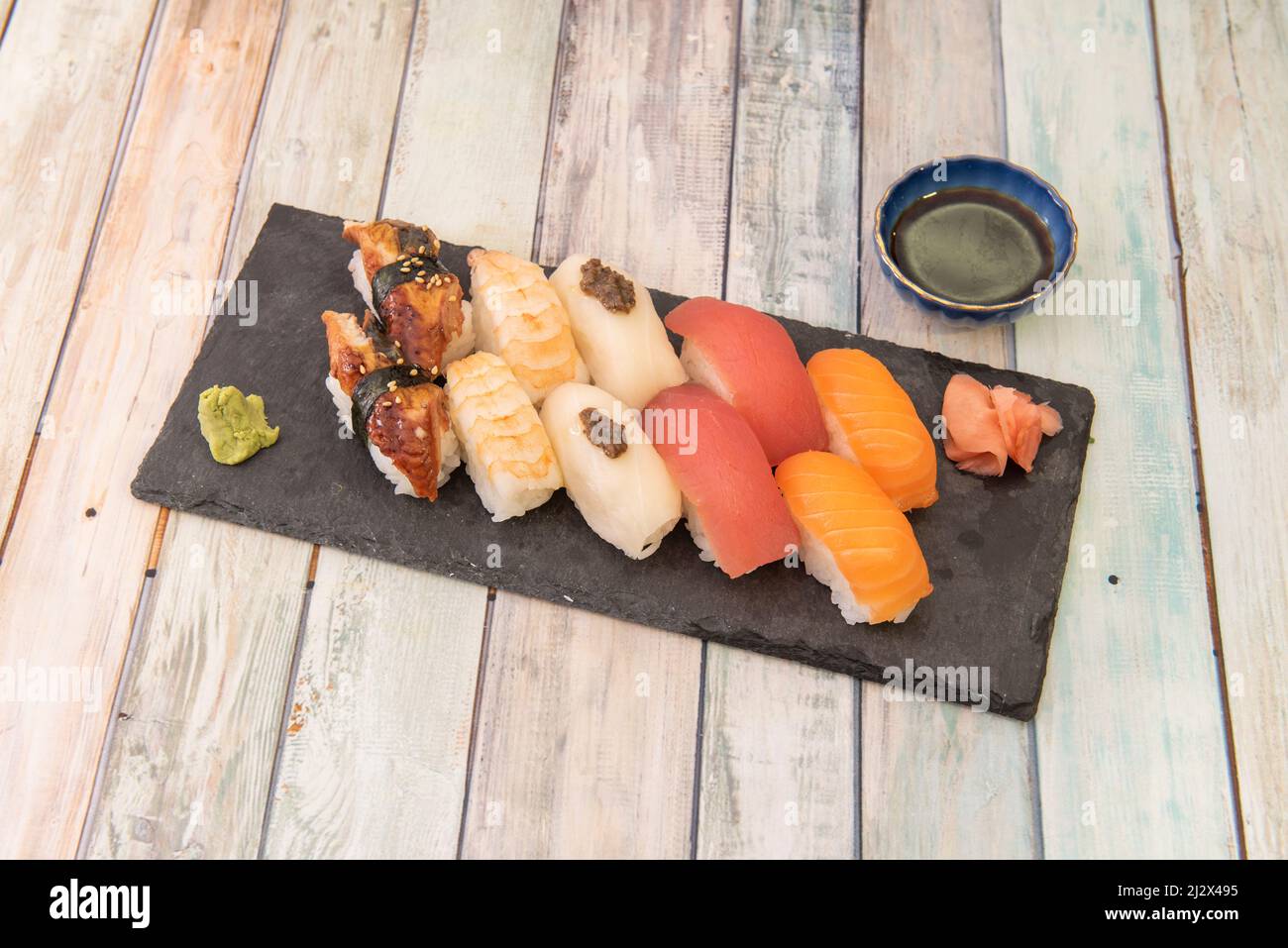 Plateau de sushis assortis avec nigiri de crevettes, saumon norvégien, anguille fumée, antun rouge, wasabi et gingembre Banque D'Images
