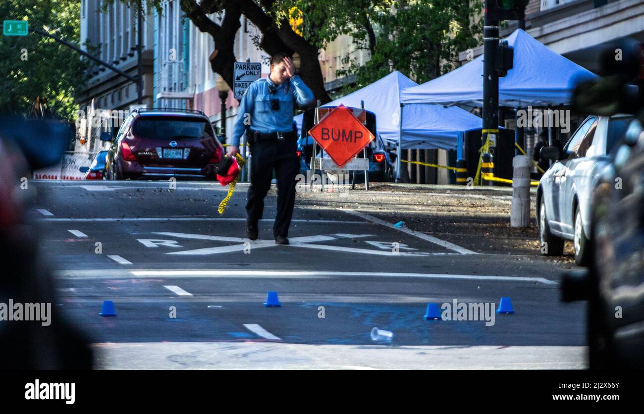 Sacramento, États-Unis. 03rd avril 2022. La police de Sacramento enquête sur une scène de crime d'une fusillade de de masse en début de matinée dans le centre-ville de Sacramento, en Californie, le dimanche 3 avril 2022. Selon le chef de police Kathy Lester, au moins six personnes ont été tuées et 12 blessées. (Photo de Rahul Lal/Sipa USA) crédit: SIPA USA/Alay Live News Banque D'Images