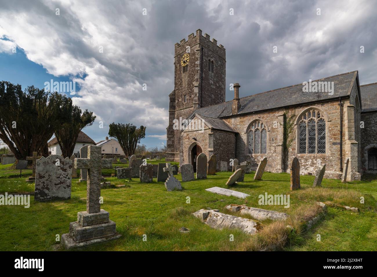 Église Saint-Matthieu dans le village de Coldridge, suspectée d'être le lieu de repos du roi Edward V, Coldridge, Devon, Angleterre. Printemps (avril) 2022 Banque D'Images