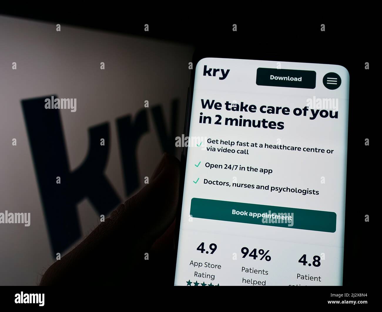 Personne tenant un téléphone portable avec la page web de la société suédoise de soins de santé Kry International AB à l'écran avec le logo. Concentrez-vous sur le centre de l'écran du téléphone. Banque D'Images
