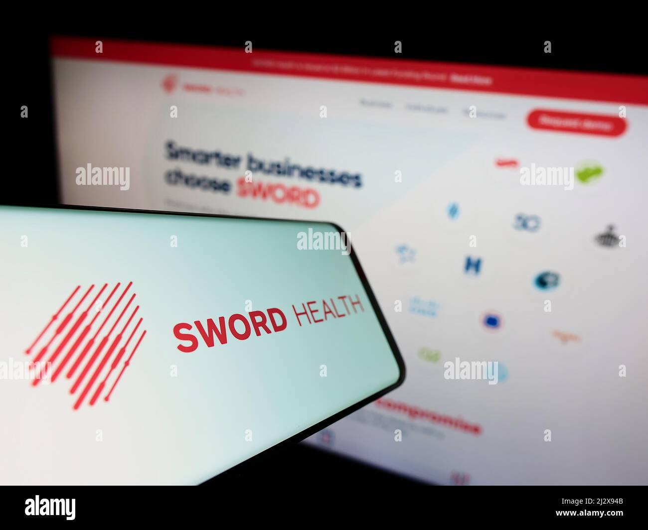 Téléphone cellulaire avec logo de la société de santé électronique SWORD Health Inc. À l'écran devant le site Web des affaires. Concentrez-vous sur le centre de l'écran du téléphone. Banque D'Images