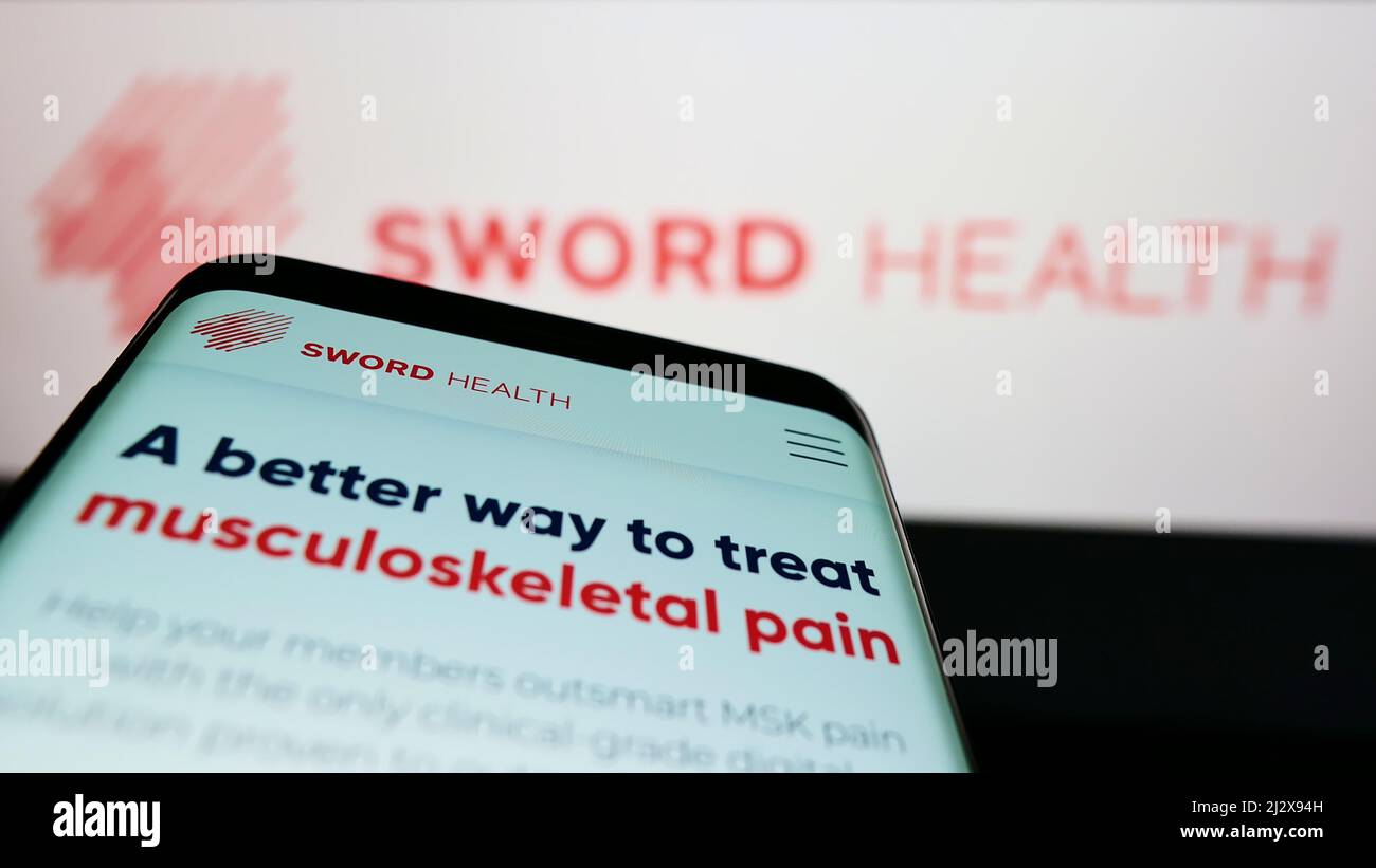 Téléphone mobile avec le site Web de l'entreprise de santé électronique SWORD Health Inc. À l'écran devant le logo de l'entreprise. Faites la mise au point dans le coin supérieur gauche de l'écran du téléphone. Banque D'Images
