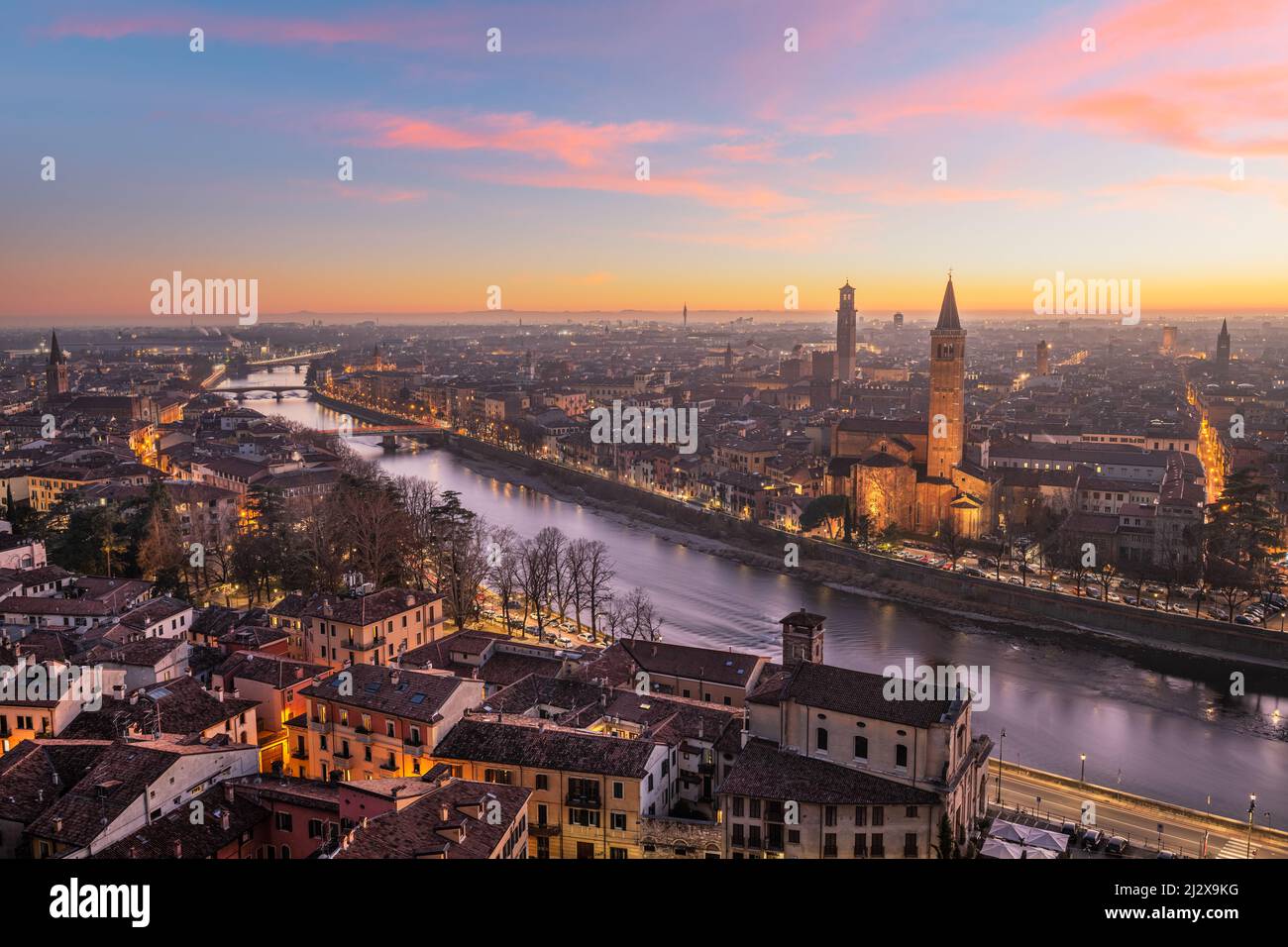 Vérone, Italie, vue sur la rivière Adige au crépuscule. Banque D'Images