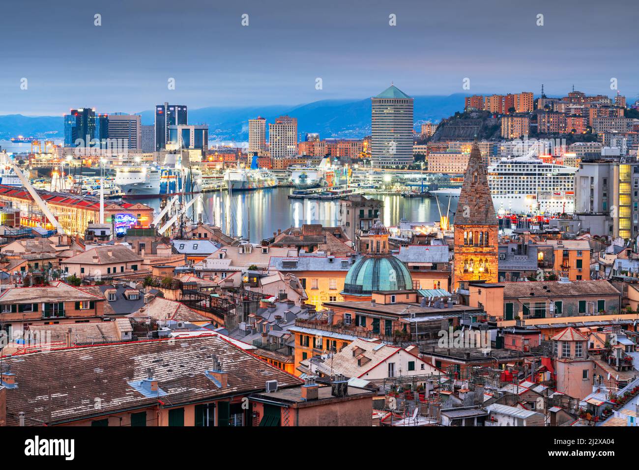 Genova, Italie, gratte-ciel du centre-ville avec tours historiques au crépuscule. Banque D'Images