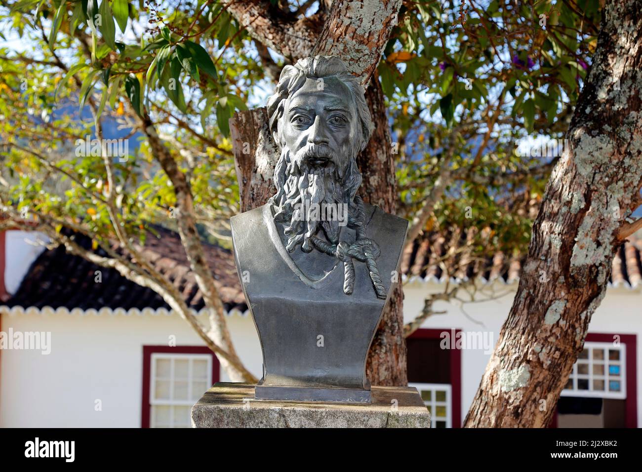 Statue métallique de Tiradentes représentant l'enseigne sur une route publique Banque D'Images