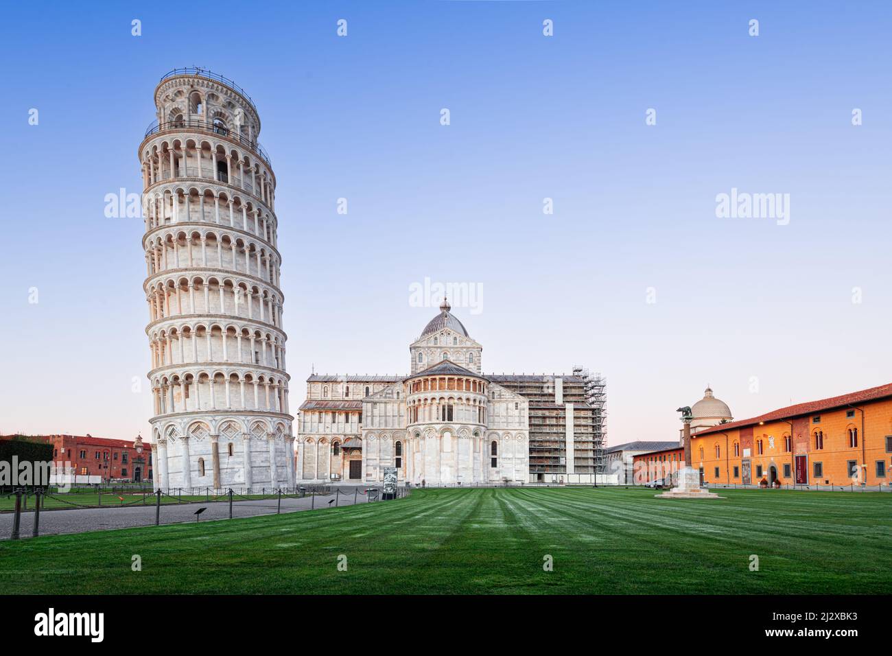 PISE, ITALIE - 17 DÉCEMBRE 2021 : la Tour de Pise sur la place des miracles au crépuscule. Banque D'Images