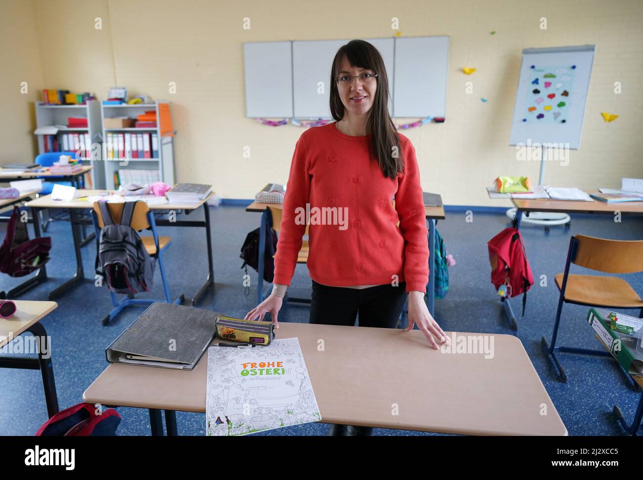 01 avril 2022, Schleswig-Holstein, Norderstedt: L'enseignante ukrainienne Iryna Mikulska se tient dans une salle de classe à l'école communautaire Harksheide. Iryna Mikulska est professeur d'anglais à Kiev. La jeune femme s'est enfui en Allemagne peu après le début de la guerre en Ukraine. À l'avenir, elle enseignera dans la section DAZ (allemand langue seconde) de l'école. Photo: Marcus Brandt/dpa - ATTENTION: Seulement pour l'usage éditorial dans le cadre du rapport actuel et seulement avec la mention complète du crédit ci-dessus Banque D'Images