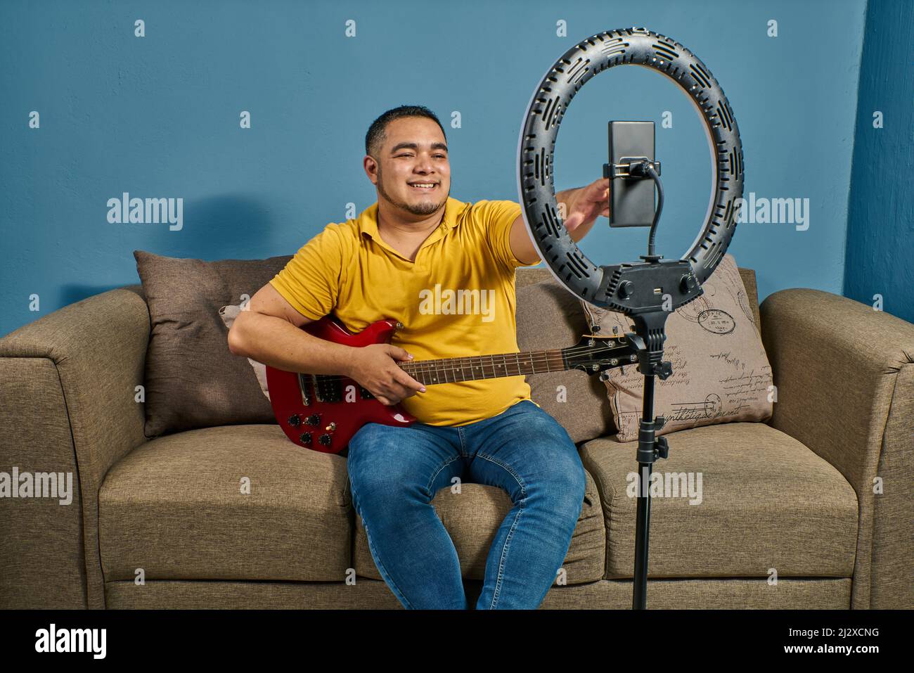 Enseignement de la guitare dans des cours en ligne avec des cours en direct Banque D'Images