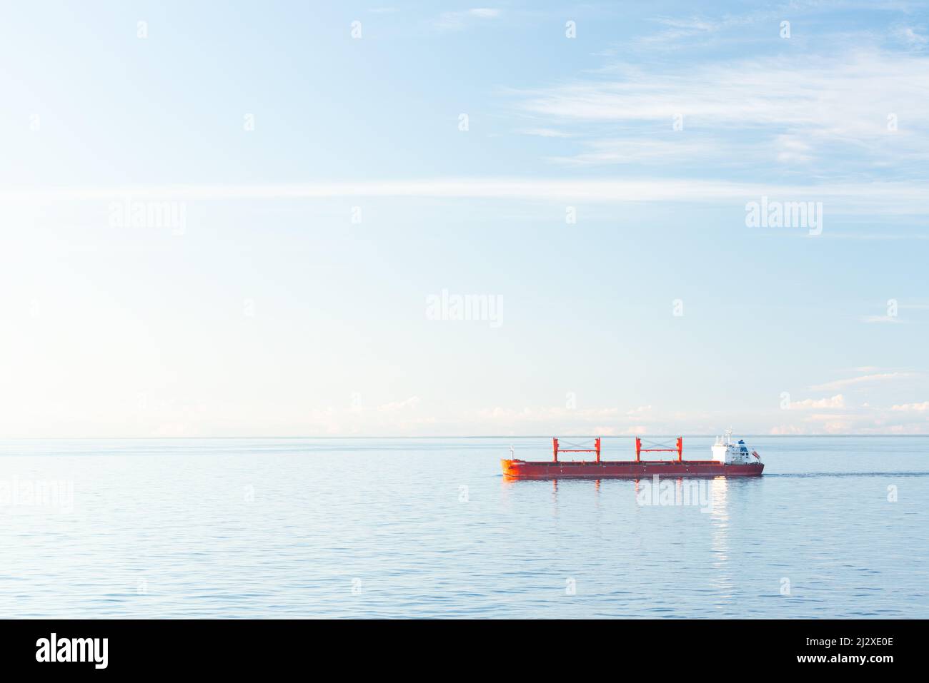Un bateau dans la mer Baltique. Banque D'Images
