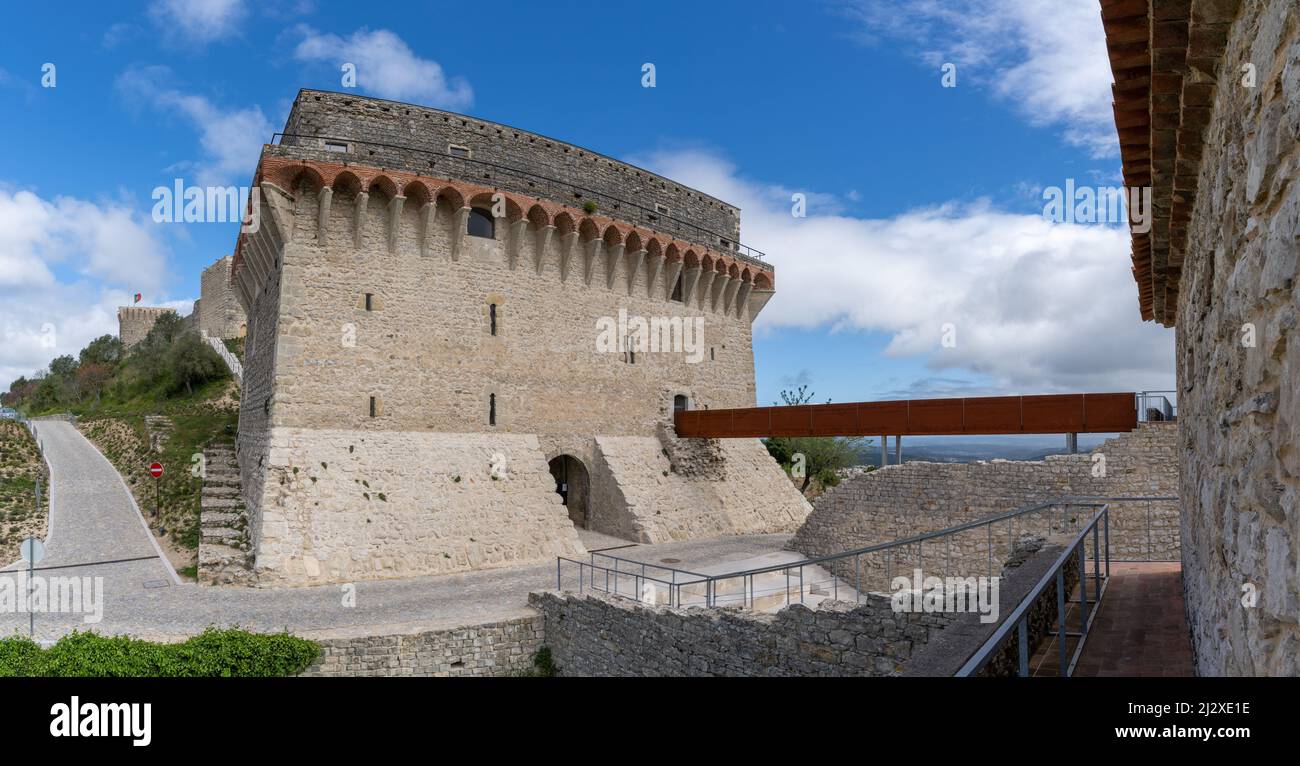 Ourem, Portugal - 31 mars 2022 : vue sur le château d'Ourem dans la région de l'Alentejo au Portugal Banque D'Images