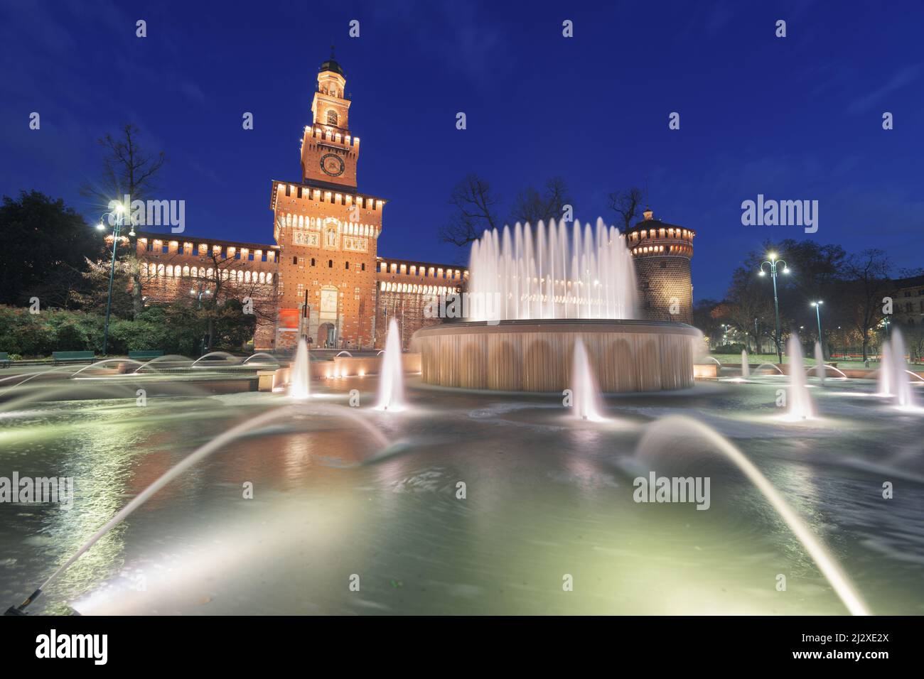 Château de Sforzesco et fontaine à Milan, Italie au crépuscule. Banque D'Images