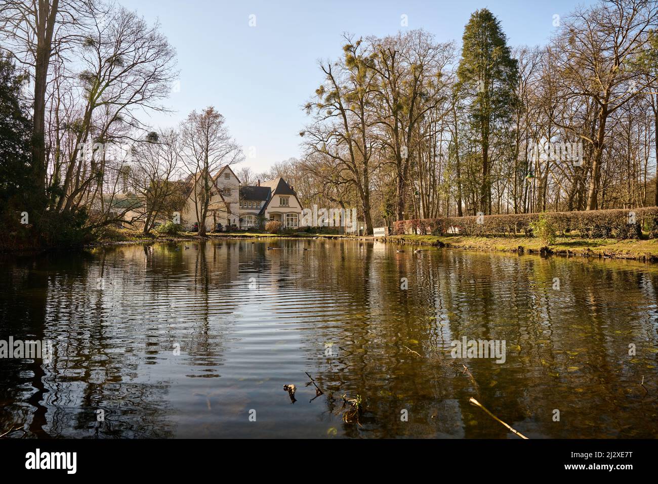 Un manoir se reflétant dans le lac, Bad Honnef, NRW, Allemagne Banque D'Images