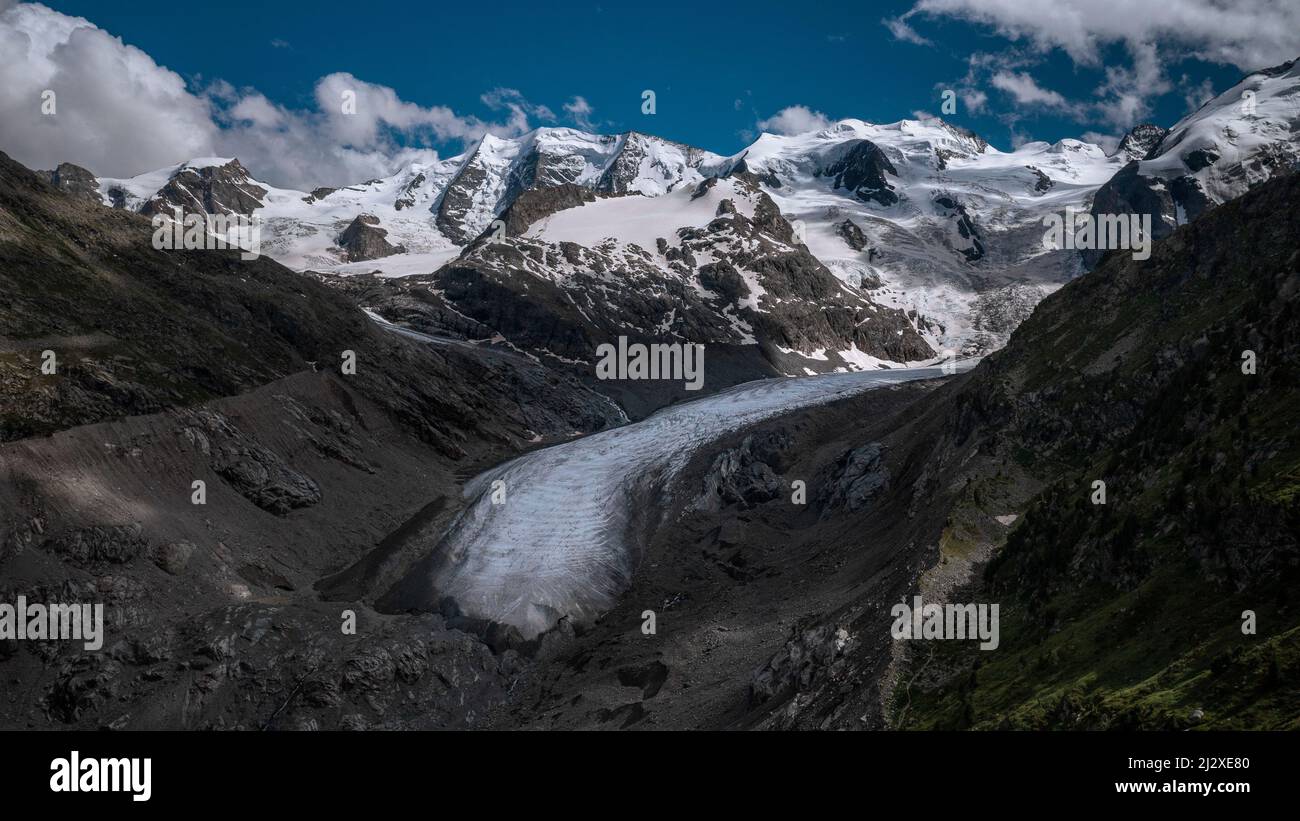 Langue du glacier du glacier Morteratsch dans l'Engadine dans les Alpes  suisses en été Photo Stock - Alamy