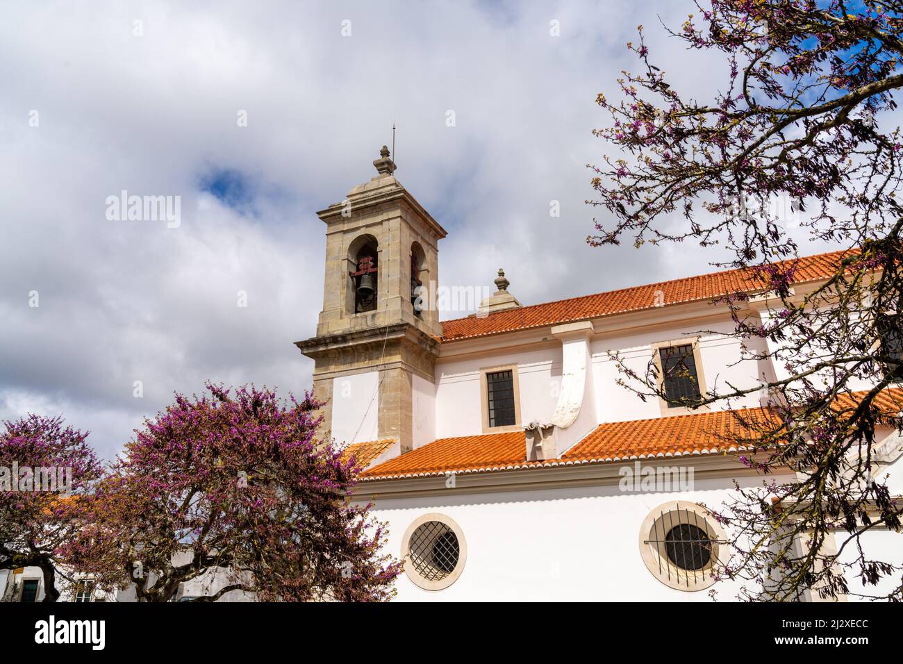 Ourem, Portugal - 31 mars 2022 : l'église historique Igreja Nossa Senhora das Misericordias près du château d'Ourem Banque D'Images