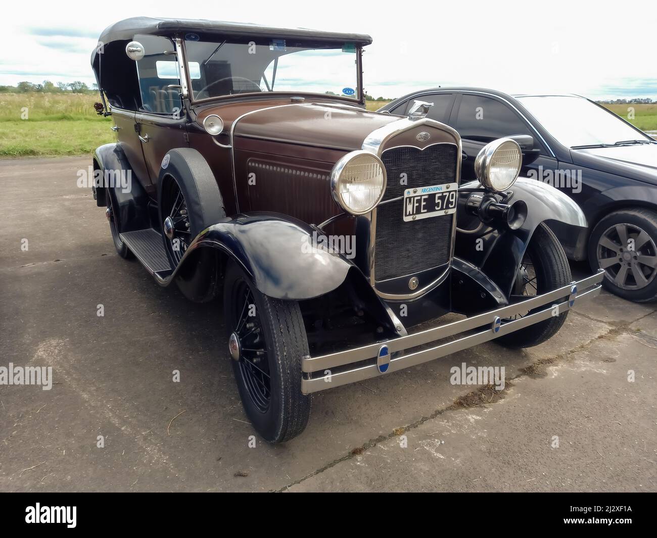 Vieux brun Ford modèle A Phaeton Fordor quatre portes vers 1930. Vue avant. Salon automobile classique CADEAA MNA 2022. Banque D'Images Vieux brun Ford modèle A Phaeton Fordor quatre portes vers 1930. Vue avant. Salon automobile classique CADEAA MNA 2022. Banque D'Images