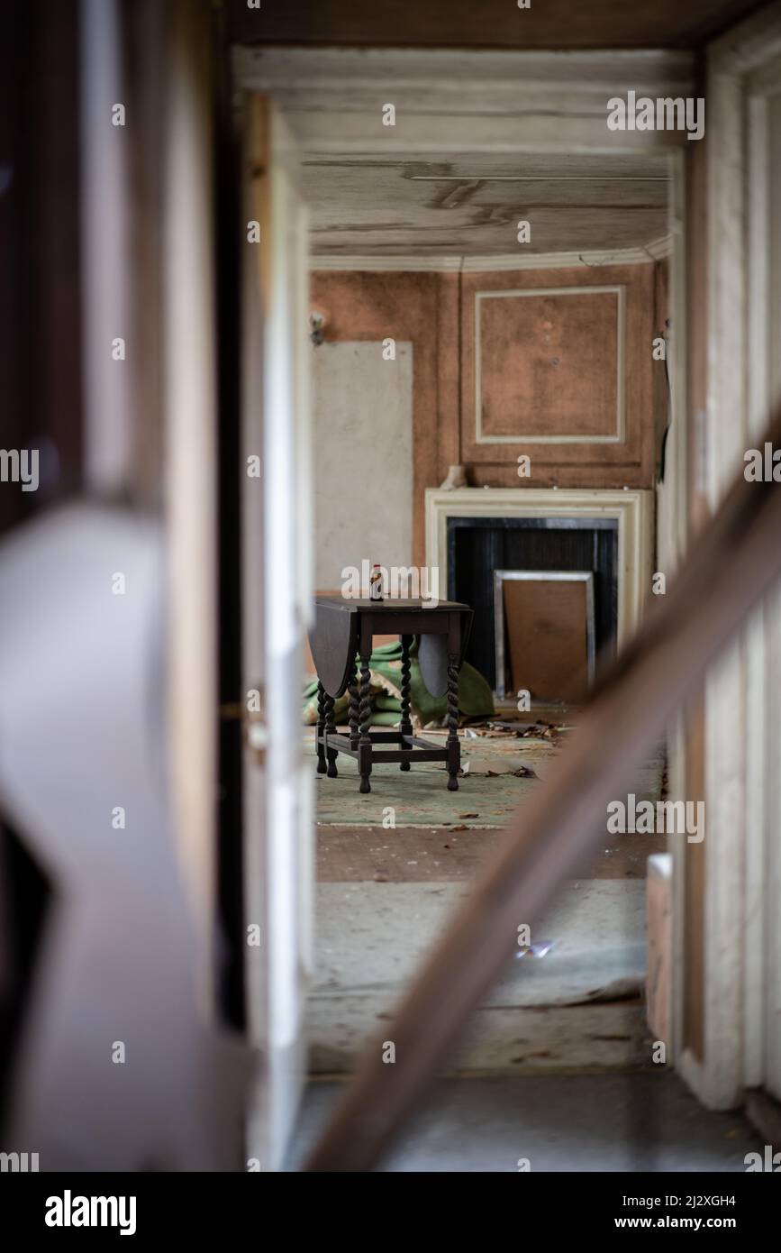 Couloir dans une maison abandonnée Banque D'Images