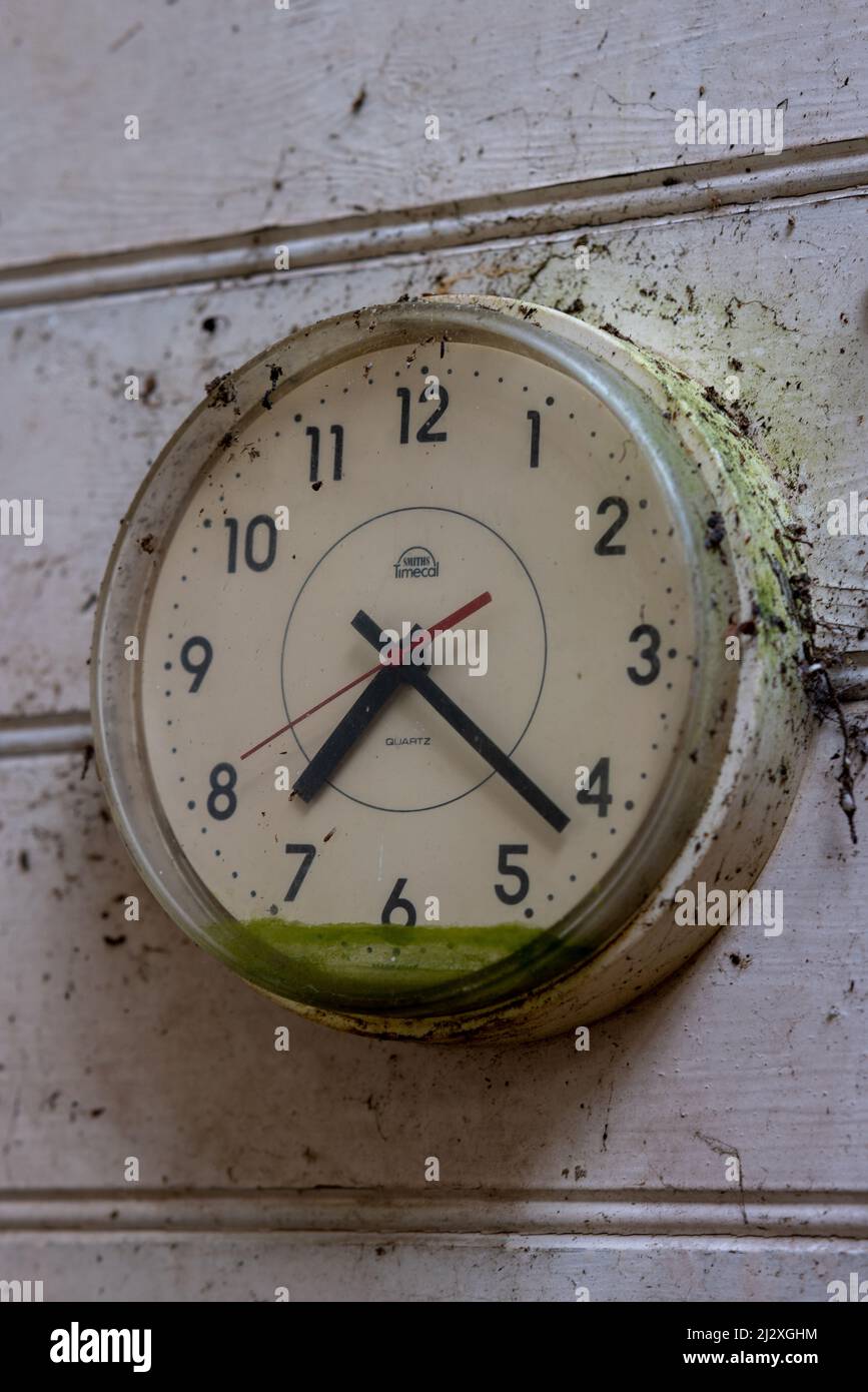 L'horloge abandonnée s'est figé à temps Banque D'Images
