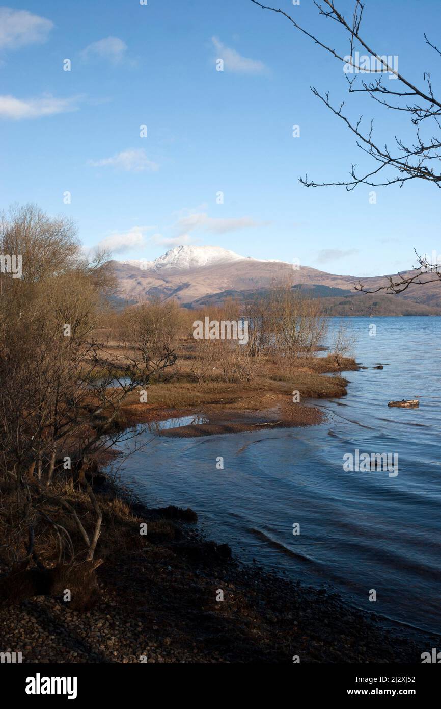 Loch Lomond avec Ben Lomond en arrière-plan, près de Luss, en Écosse Banque D'Images