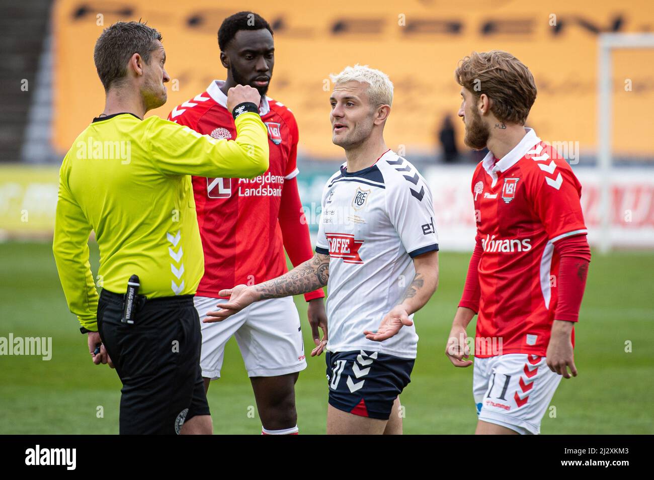 Aarhus, Danemark. 03rd, avril 2022. L'arbitre Anders Poulsen livre Jack Wilshere (10) de l'AGF lors du match Superliga de 3F entre le GF d'Aarhus et Vejle Boldklub au parc Ceres d'Aarhus. (Crédit photo: Gonzales photo - Morten Kjaer). Banque D'Images