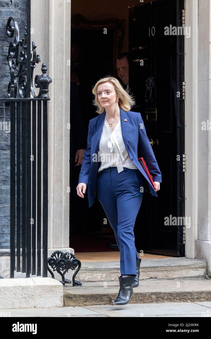 Elizabeth Truss, députée, secrétaire d'État aux Affaires étrangères, du Commonwealth et du développement, est vue au 10 Downing Street avant les réunions hebdomadaires du Cabinet. Banque D'Images