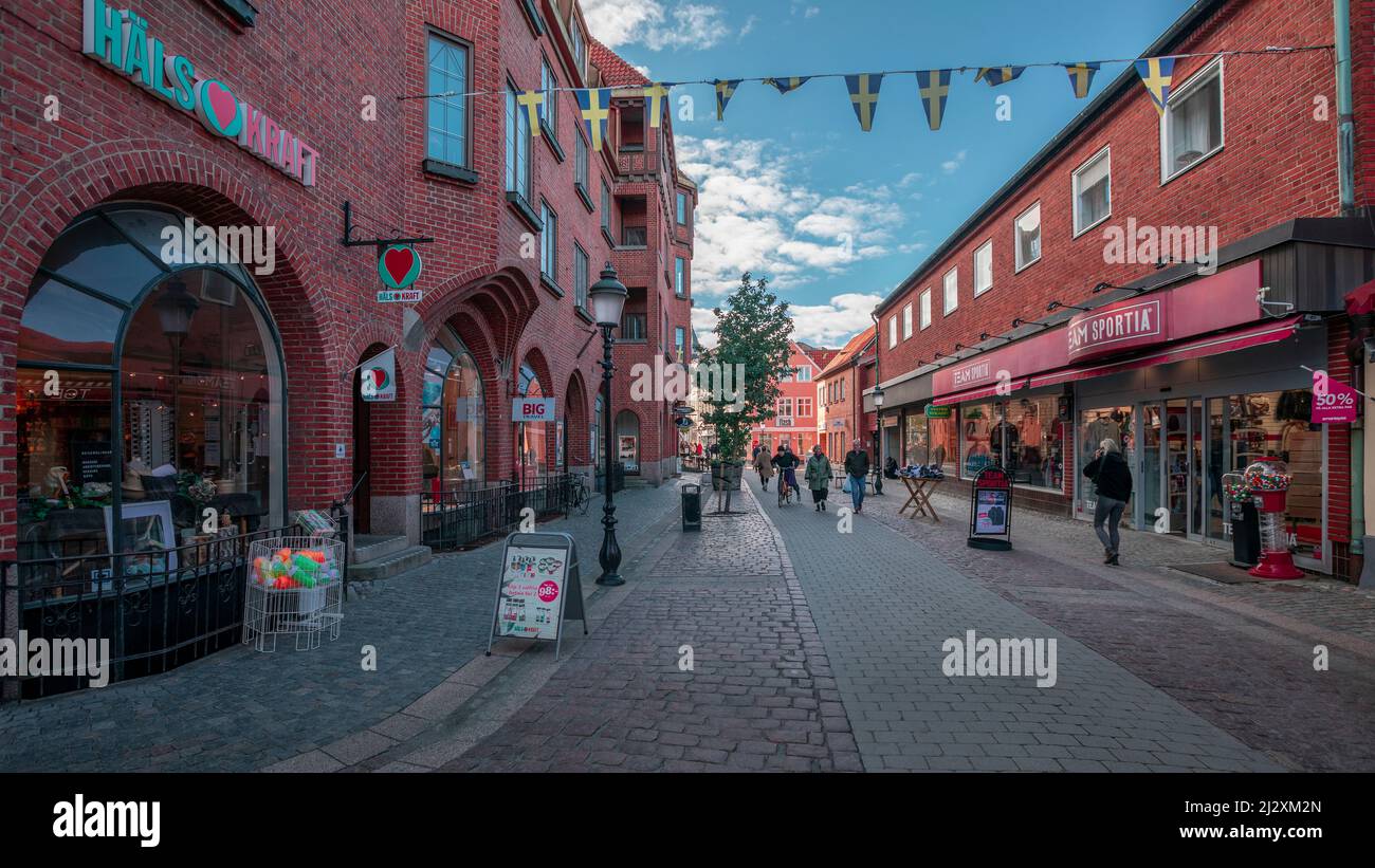Rue commerçante et zone piétonne à Ystad en Suède au soleil Banque D'Images