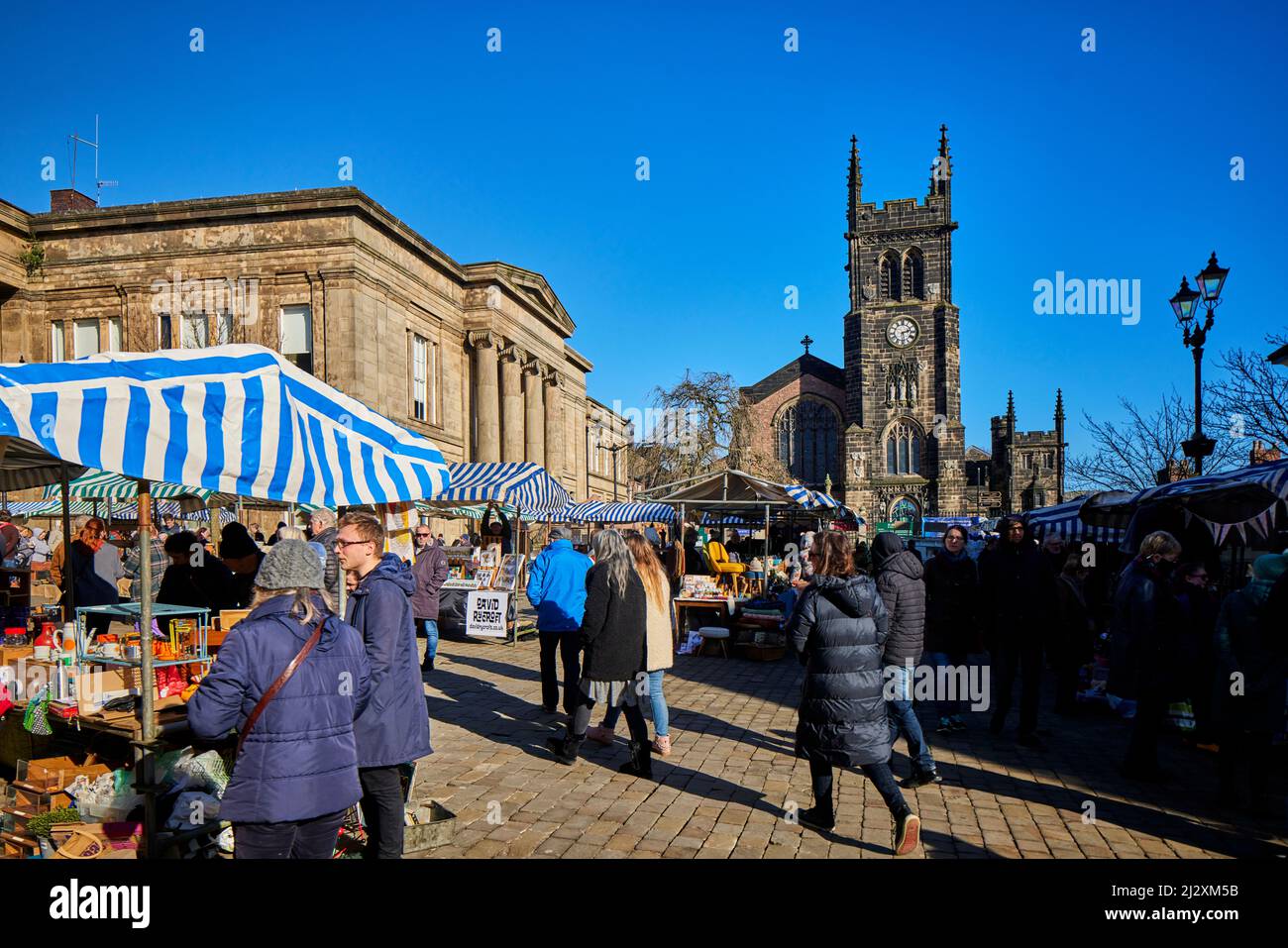 Macclesfield , Cheshire. Hôtel de ville de Macclesfield et église St Michael & All Angels avec marché de rue le dimanche Banque D'Images