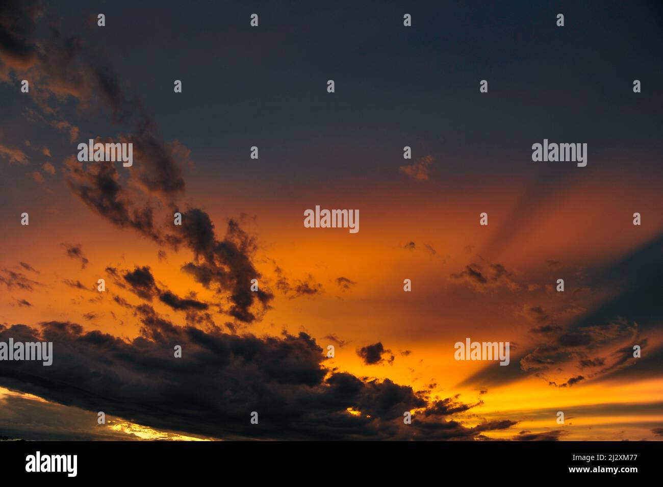 Aube tardive avec nuages et ciel coloré, Tasmanie, Australie Banque D'Images