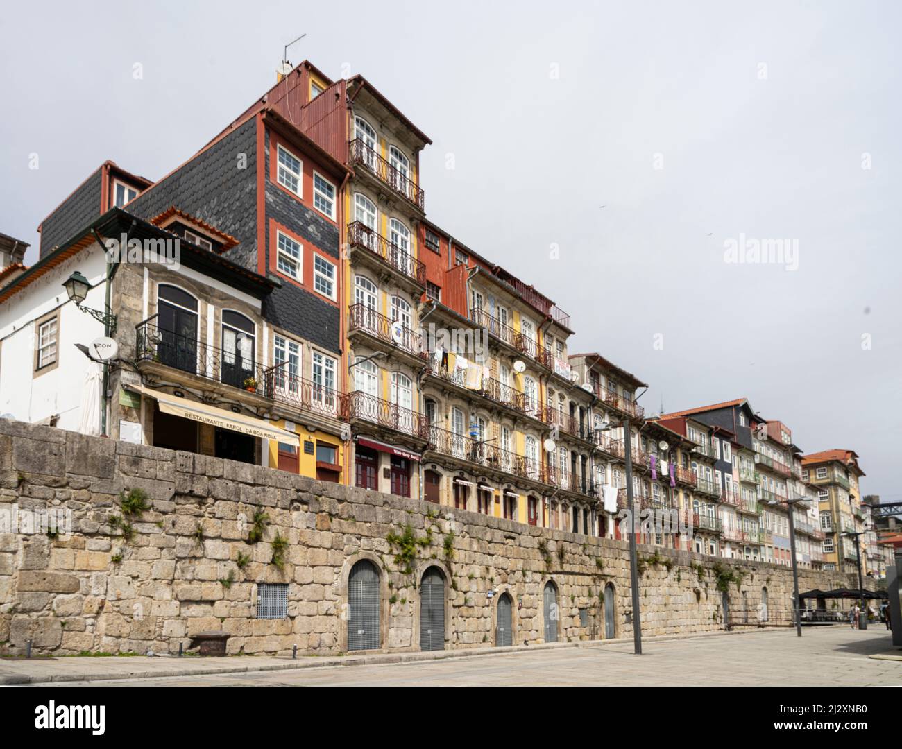 Porto, Portugal. Mars 2022. Vue sur le bord de la rivière Cais da Ribeira dans le centre-ville Banque D'Images